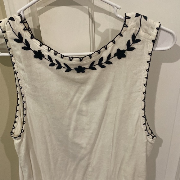Urban outfitters white dress with black embroidery - Picture 3 of 3